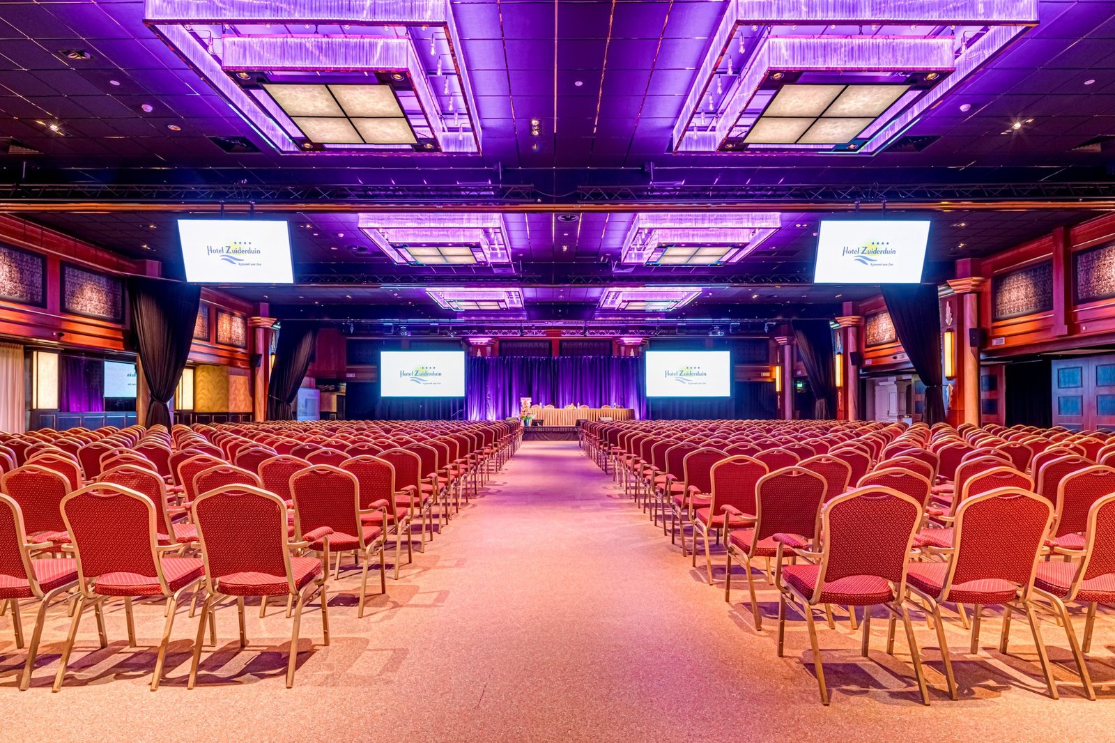 Grote zaal ingericht voor een zakelijk diner