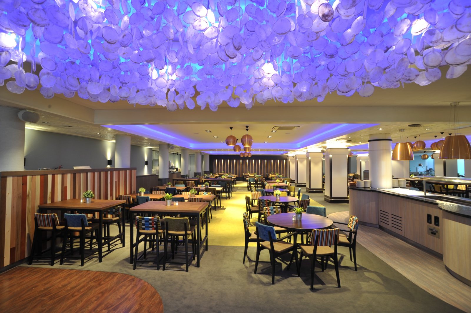 Restaurantopstelling voor congresgasten