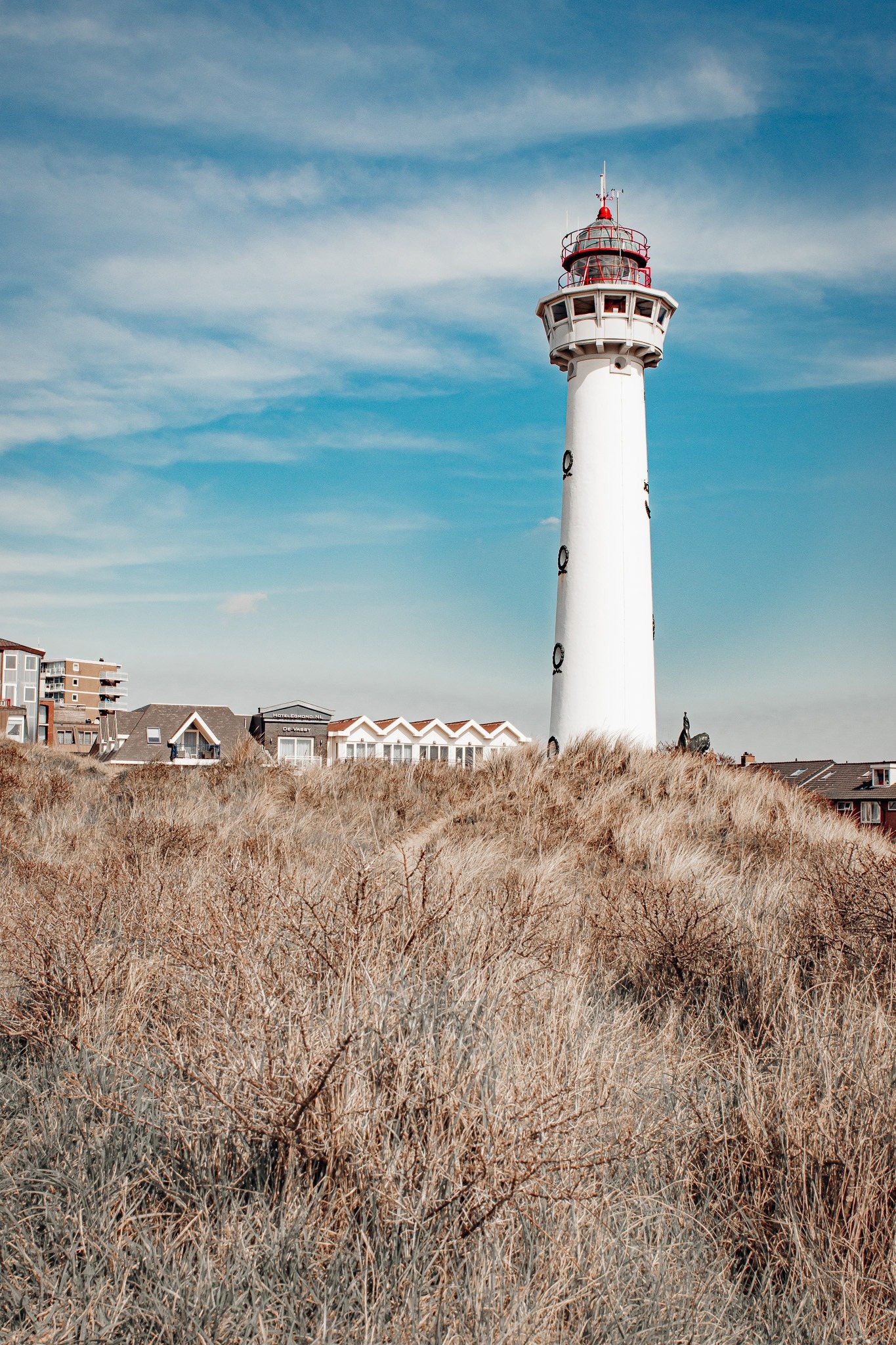 Vuurtoren en duinlandschap vlak bij het hotel