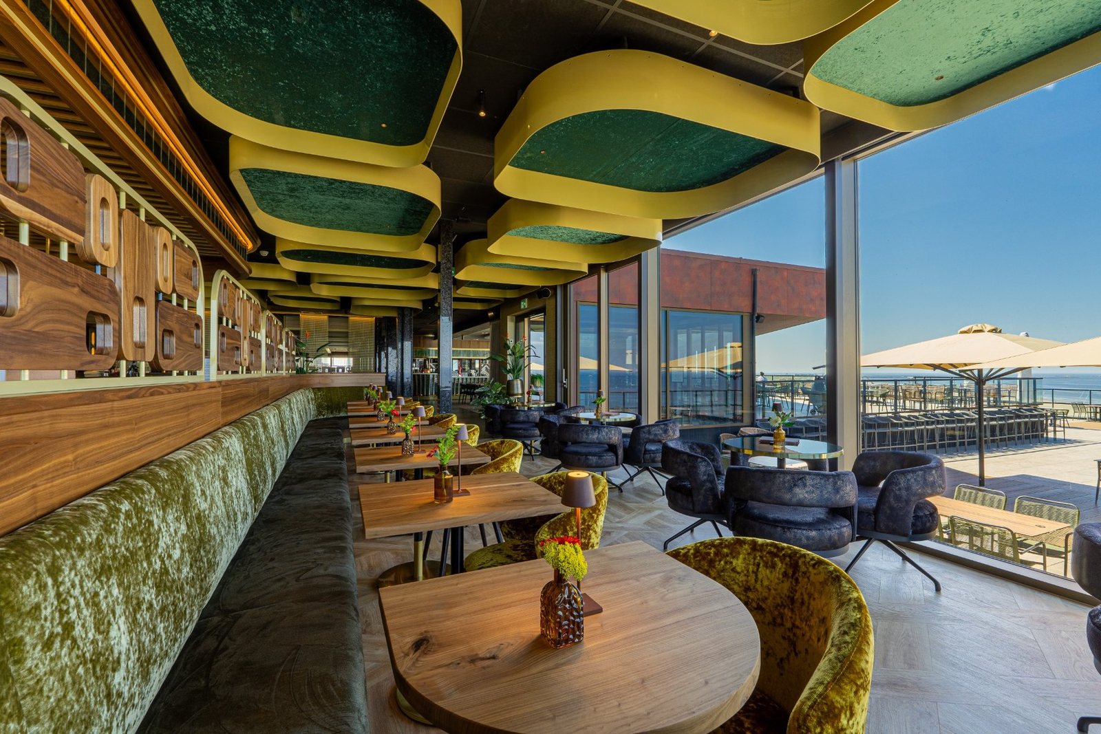 Skybar met uitzicht over zee