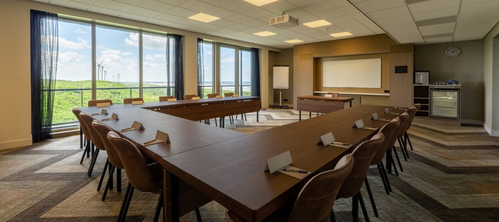 Vergaderzaal met uitzicht op duinen en zee