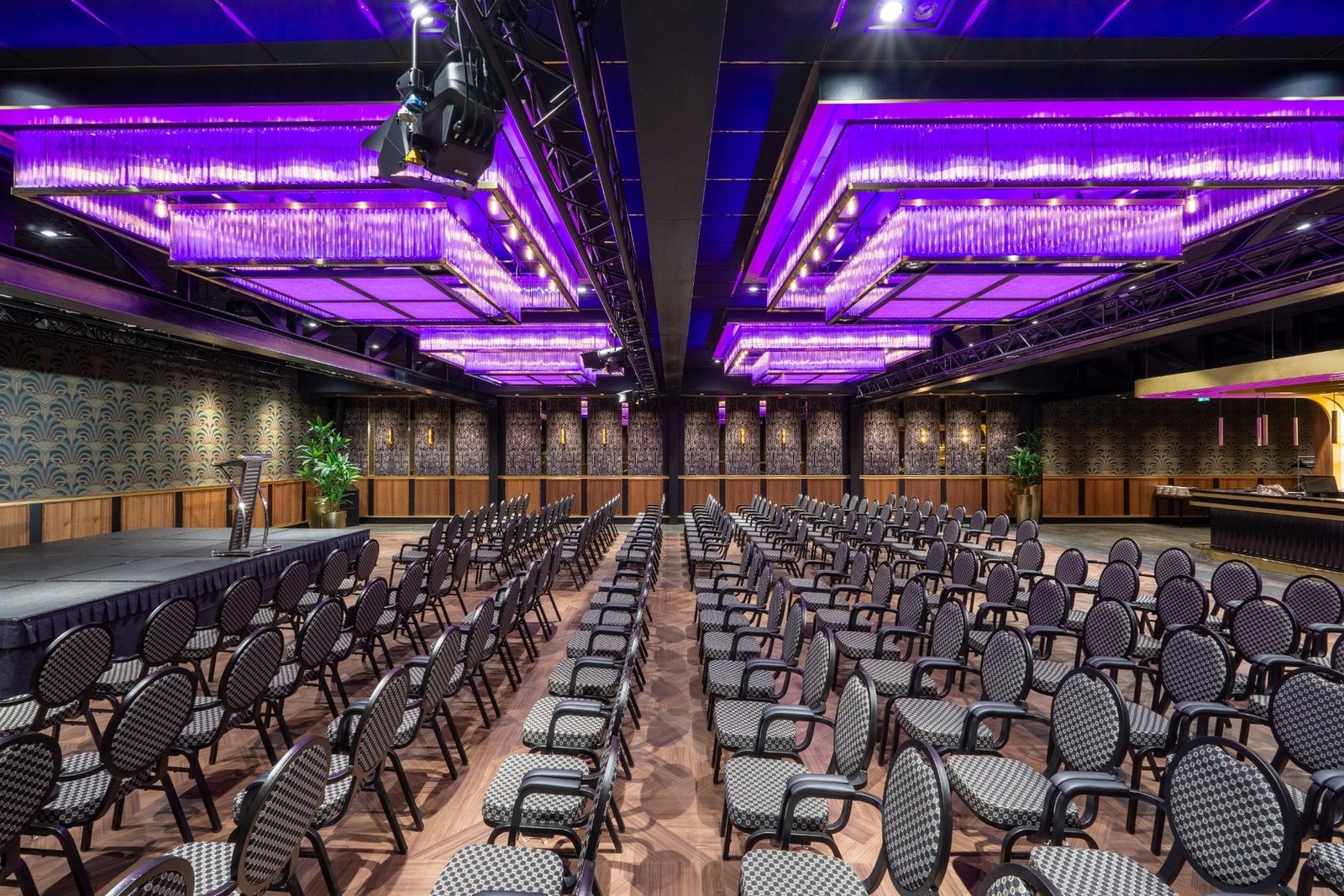 Congreszaal Hoge Duin met theateropstelling