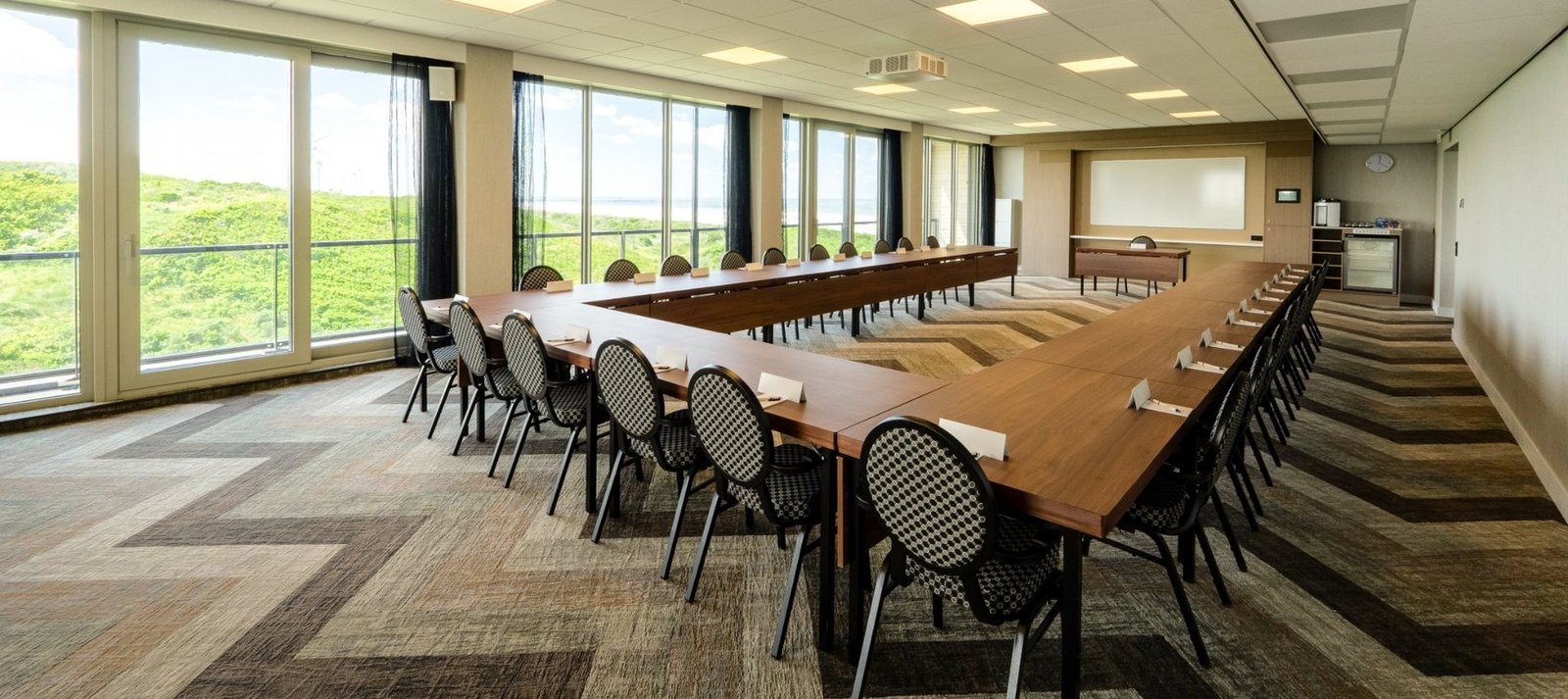 Grote vergaderzaal met panoramisch uitzicht