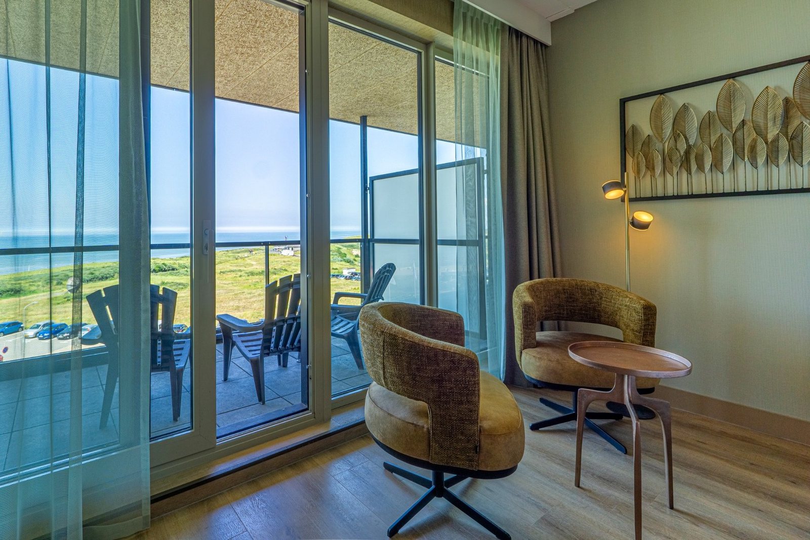 Zithoek op hotelkamer met zeezicht