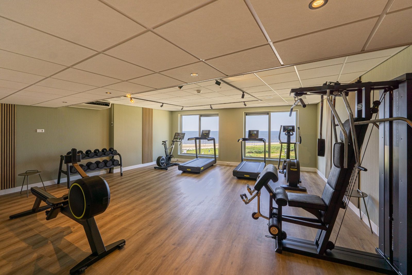 Fitnessruimte met uitzicht op zee